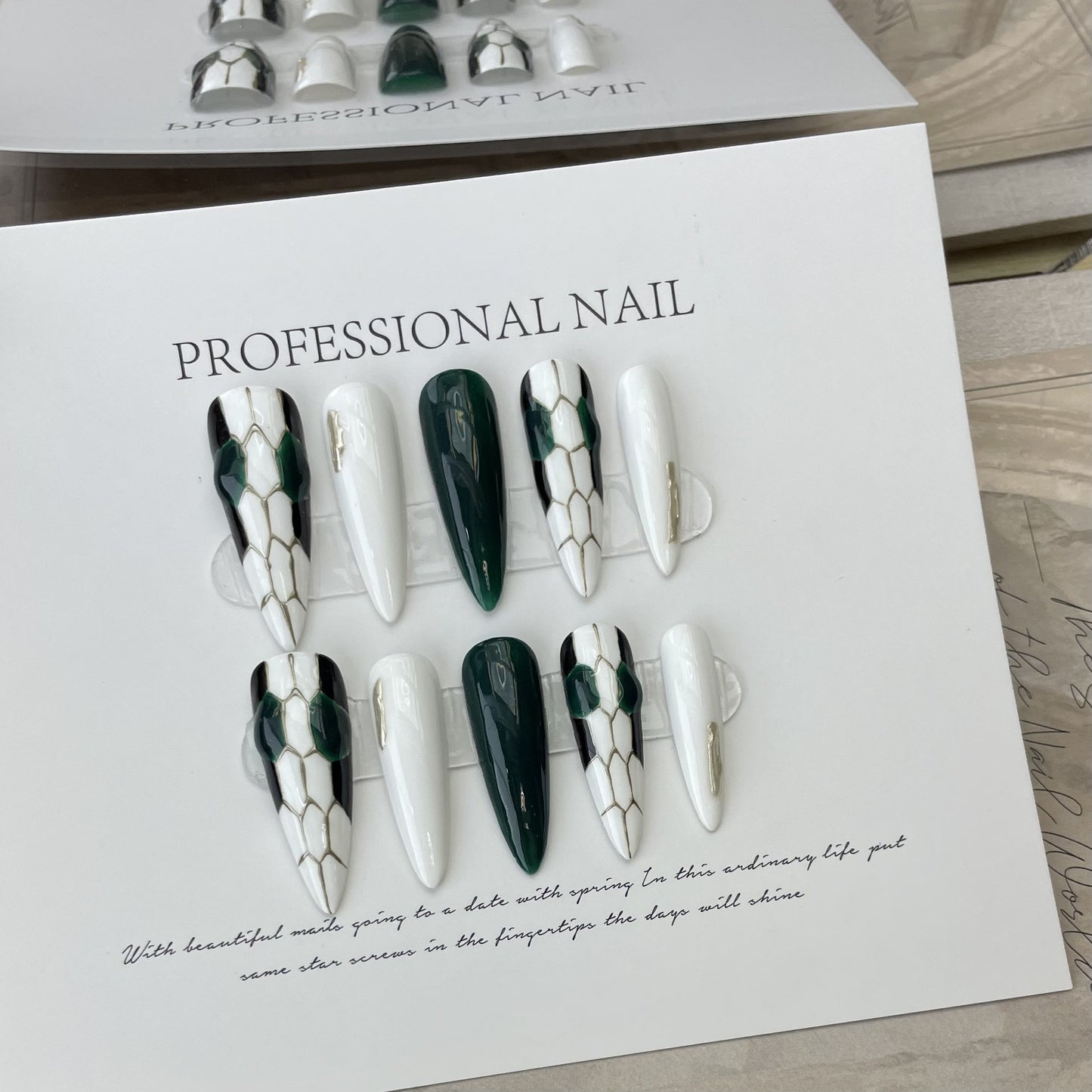 Snake head nail luxury ultra bright green-white nail art elegant fake nails